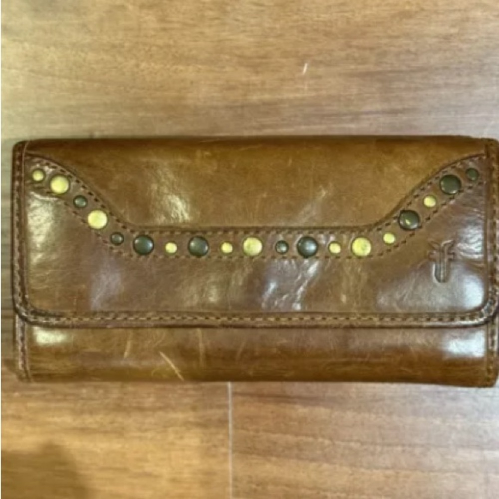 Frye studded Melissa wallet euc!